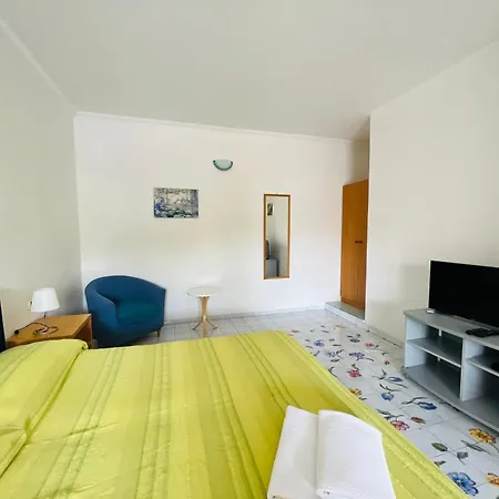 فندق مبيت وإفطار Thomas Bb Conduzione Familiare Forio di Ischia